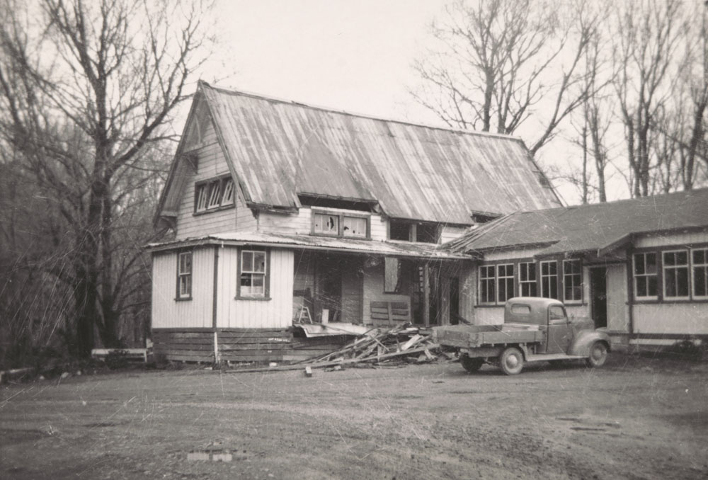 Te Aute College old building &amp; old truck