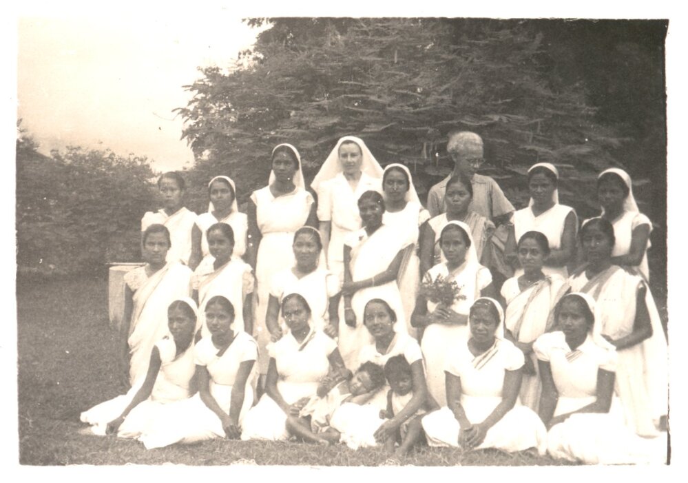 Group photograph of 22 women, 2 children