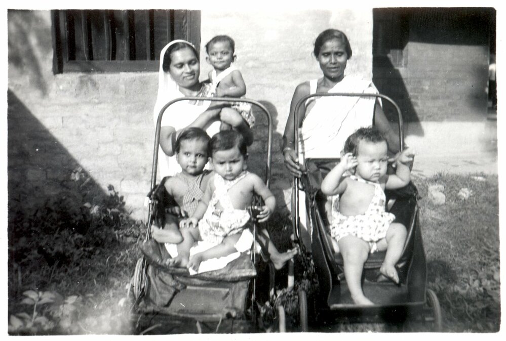 2 Indian women with 4 children
