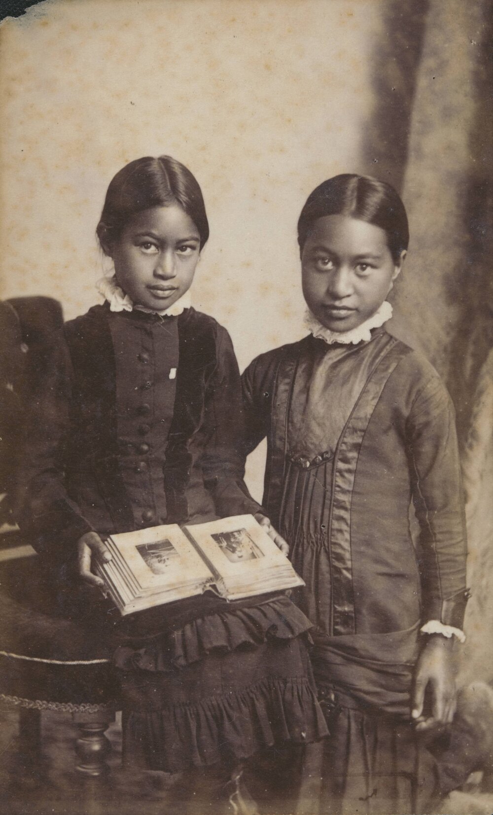 Portrait of Young Māori Women