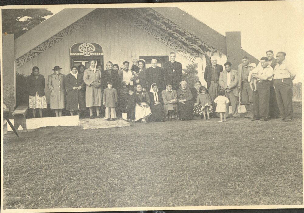 Marae exterior, group photograph, near Te Aroha