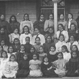 Early Hukarere students and teachers c 1900
