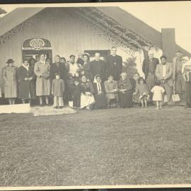 Marae exterior, group photograph, near Te Aroha