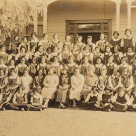 Queen Victoria School staff and students, 1927